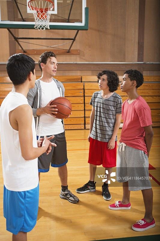 教练向青少年男孩讲解篮球规则图片素材