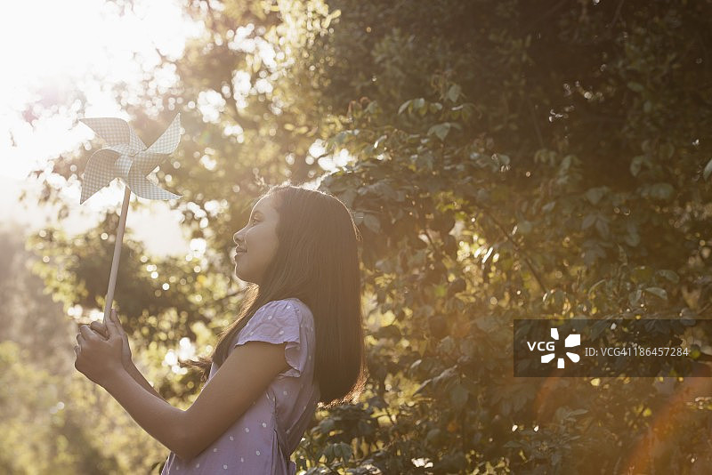 女孩在户外手持风车图片素材