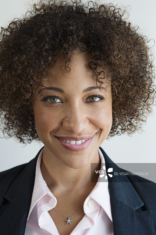 微笑的女商人肖像图片素材