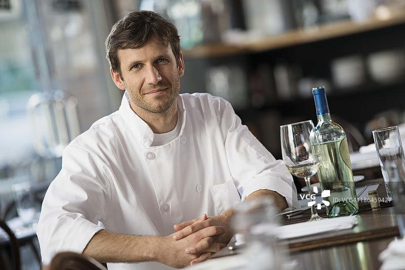 餐厅服务员肖像图片素材