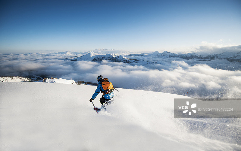 奥地利萨尔茨堡阿尔滕马克特-扎uchensee山上的中年男子滑雪图片素材
