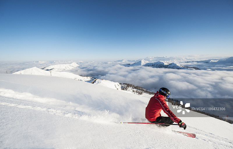 奥地利萨尔茨堡阿尔滕马克特-扎uchensee山上的中年男子滑雪图片素材