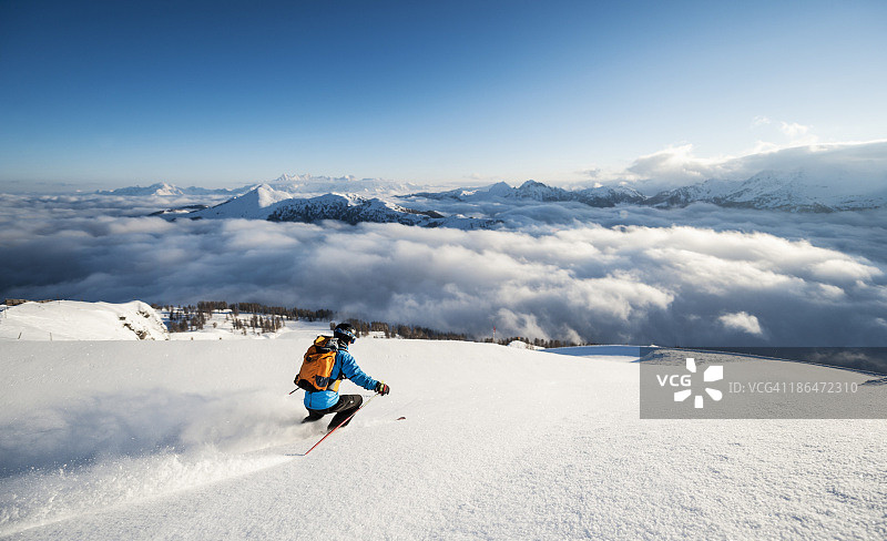 奥地利萨尔茨堡阿尔滕马克特-扎uchensee山上的中年男子滑雪图片素材