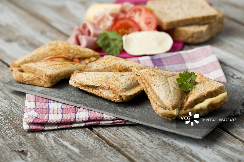 砧板上的西红柿火腿奶酪三明治图片素材