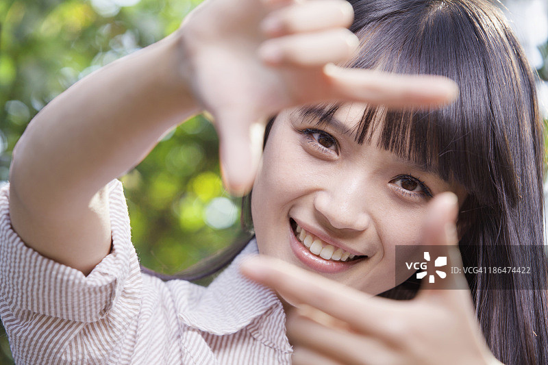 看着镜头的年轻女孩图片素材