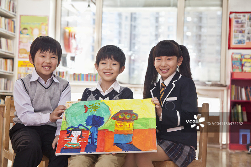 三名正在画画的学生肖像图片素材