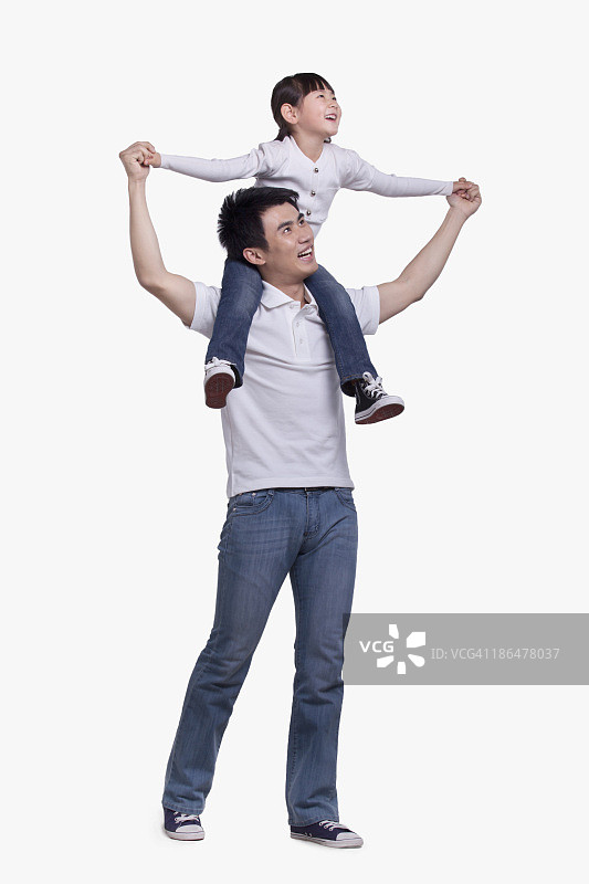 父亲肩扛女儿的影棚照图片素材