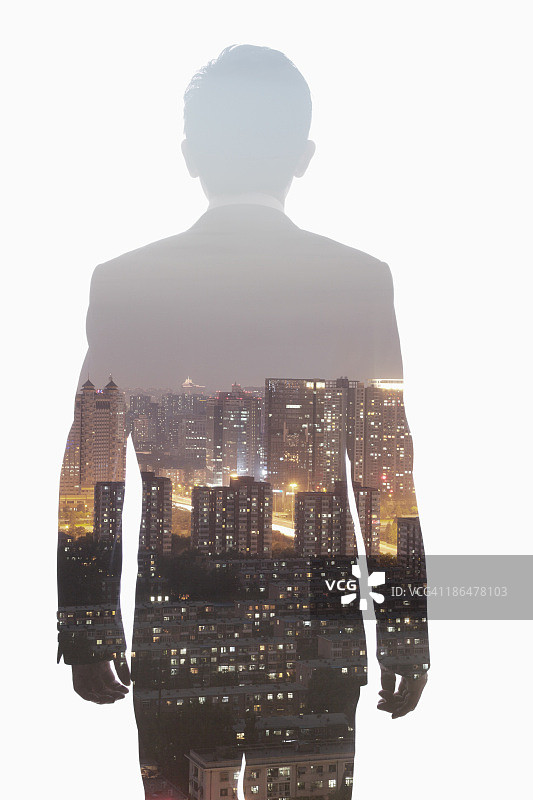 年轻商人和中国上海天际线的双重曝光图片素材