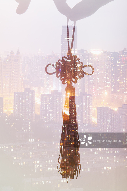 手持中国结，夜景城市风光图片素材