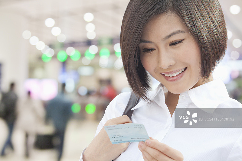 年轻女子正在看火车票图片素材