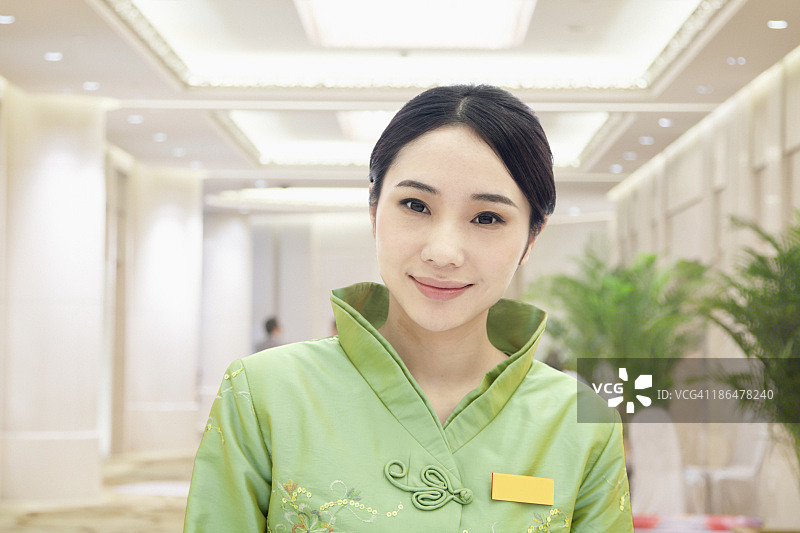 穿着传统中式服装的餐厅酒店迎宾员图片素材