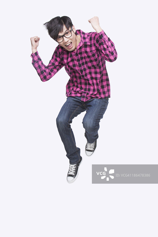 跳跃的年轻男人图片素材