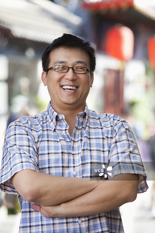 在北京南锣鼓巷戴眼镜的微笑中年男子图片素材