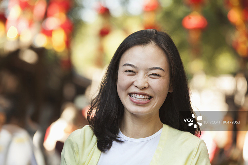 在北京南锣鼓巷的中年妇女图片素材