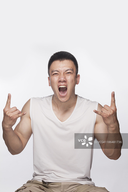 张开嘴做手势的兴奋男人，工作室拍摄图片素材