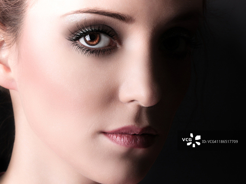 年轻漂亮的女孩图片素材