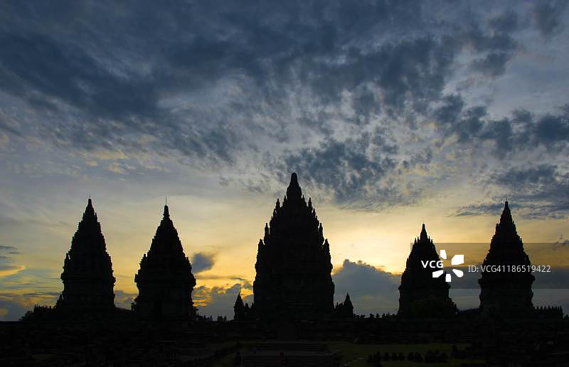 日落时分的普兰巴南寺庙图片素材