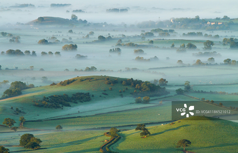 萨默塞特沼泽日出时的雾图片素材