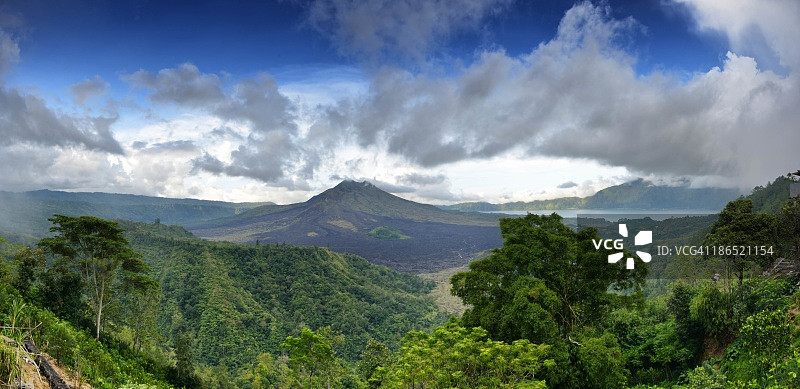 巴图尔火山口、巴图尔山和巴图尔湖图片素材