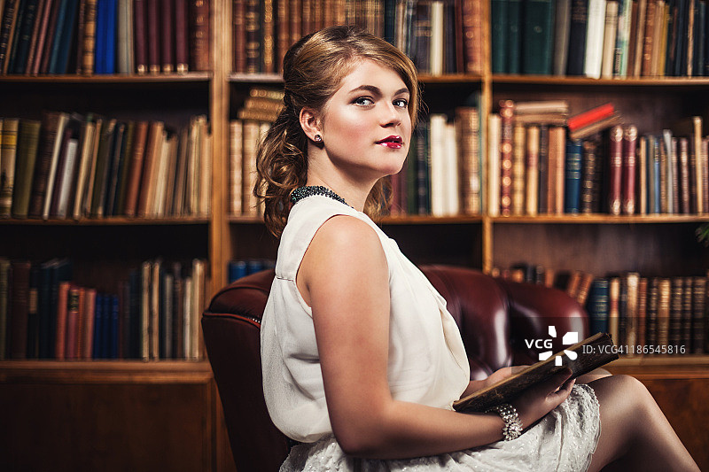 在图书馆里的漂亮年轻女子图片素材