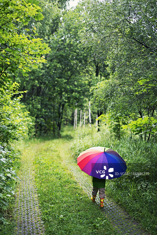 在雨中行走图片素材