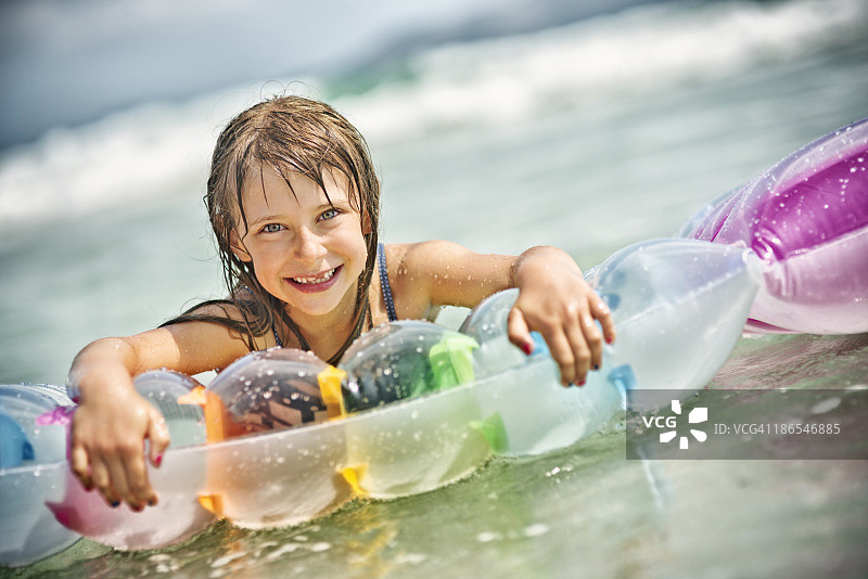 小女孩在海里玩耍图片素材