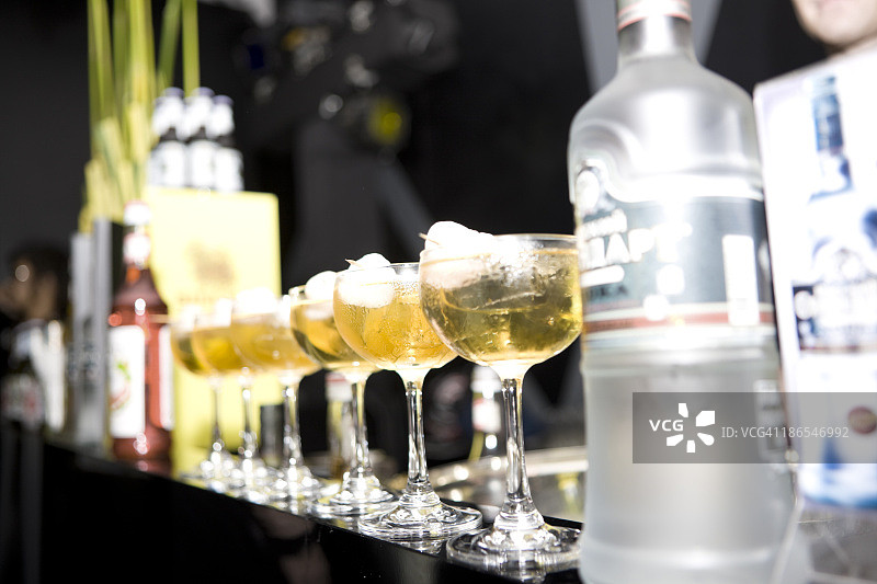 吧台上的伏特加图片素材