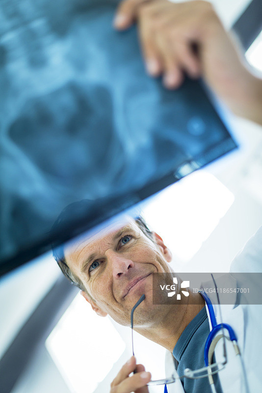 医生正在查看X光片图片素材