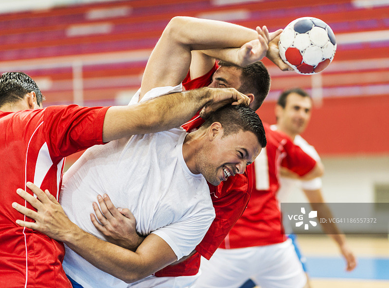 一群手球运动员在比赛中图片素材