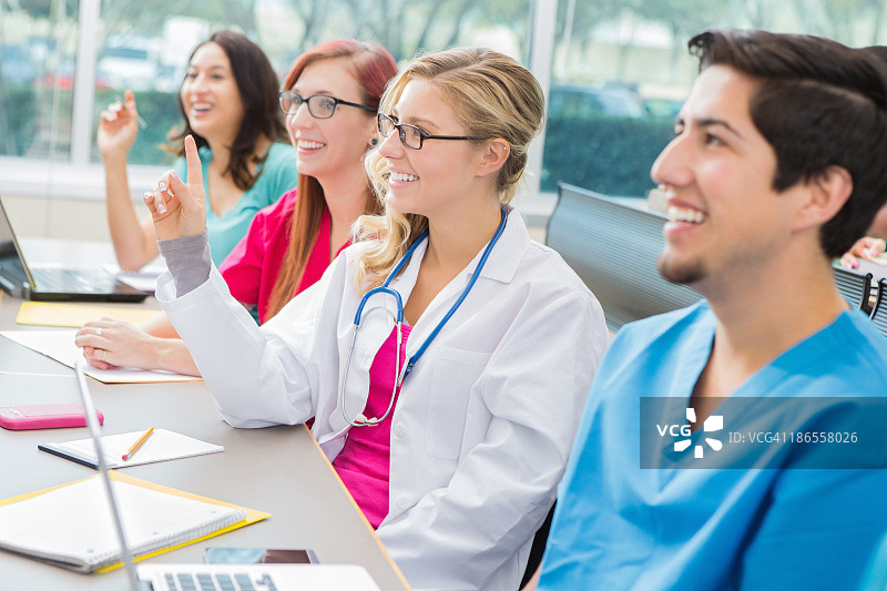 医护实习生在课堂上回答问题图片素材