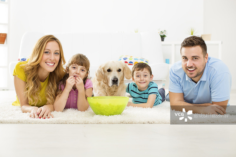 一家人高兴地吃着爆米花看电视图片素材