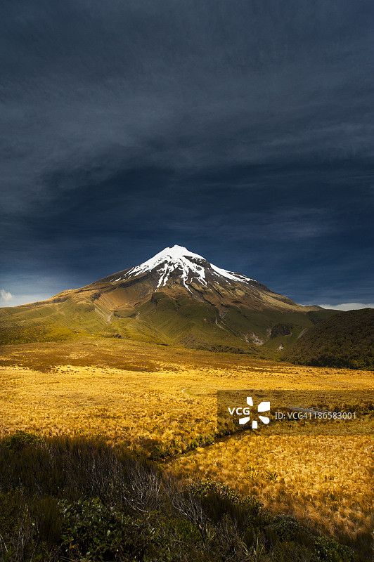 塔拉纳基山（埃格蒙特山）与桥梁图片素材