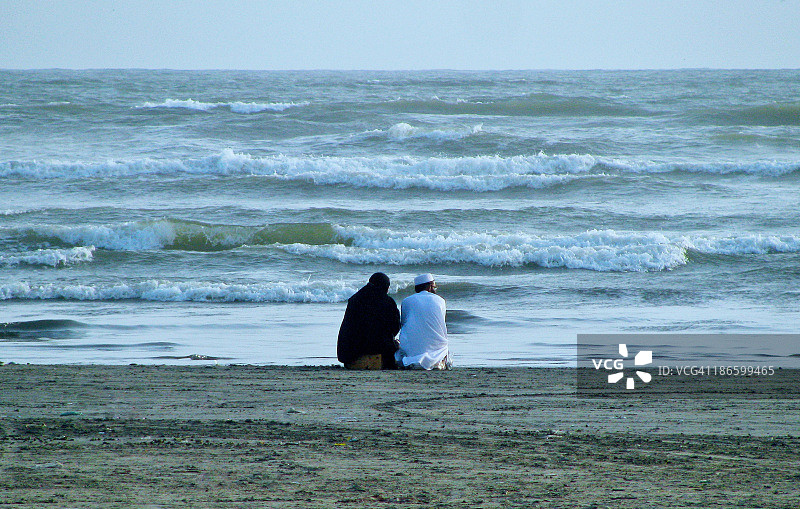 克利夫顿海滩上戴着罩袍的女人图片素材