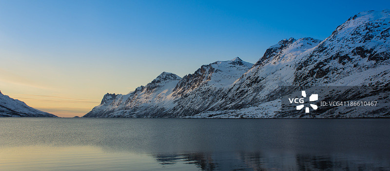 日落时分的挪威峡湾图片素材