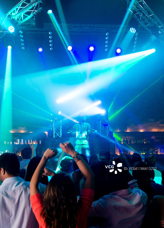 在音乐会现场的一群人图片素材