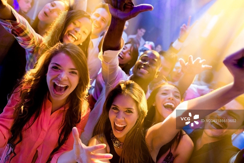 快乐的团队在夜店狂欢图片素材
