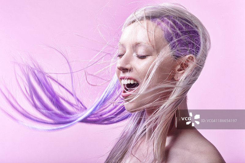 紫色头发在风中飘扬的女人图片素材