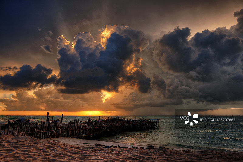 女人岛的最后一缕阳光图片素材