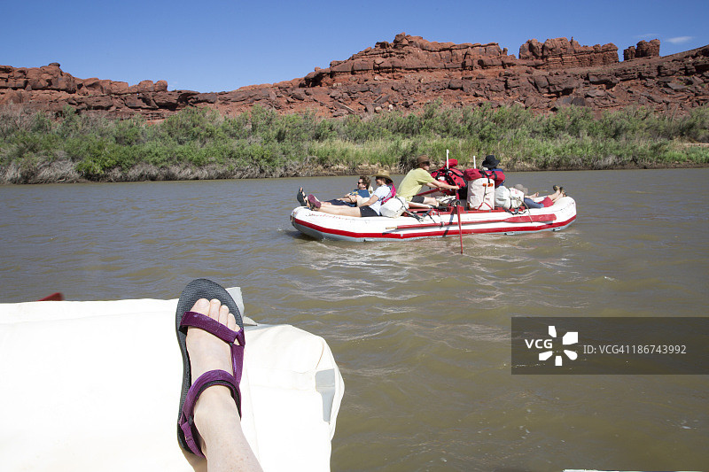 在木筏之旅中放松的人们图片素材