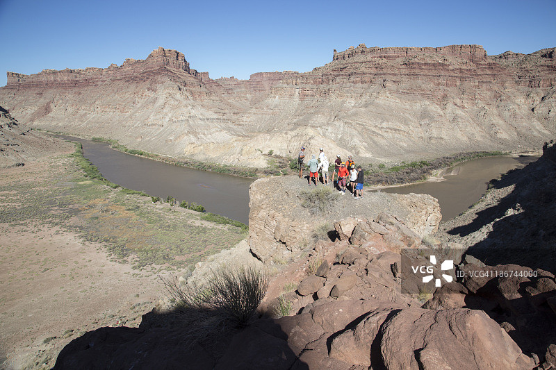 一群人站在岩石露头上图片素材