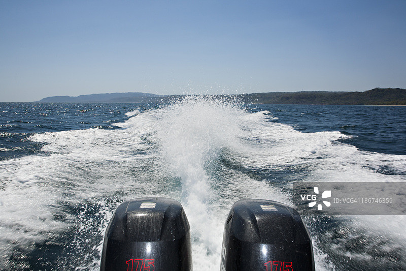 一艘游钓船的尾迹和舷外发动机图片素材