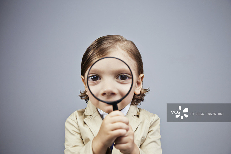 用放大镜观察的3-5岁男孩图片素材