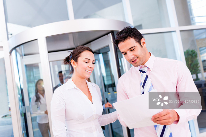 在建筑物入口的商务人士图片素材