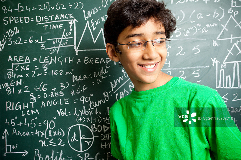 快乐的印度少年学生在解决数学难题图片素材