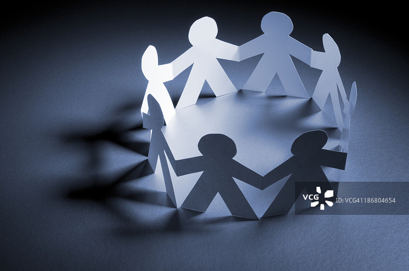 聚光灯下手牵手的纸链小人圆环图片素材