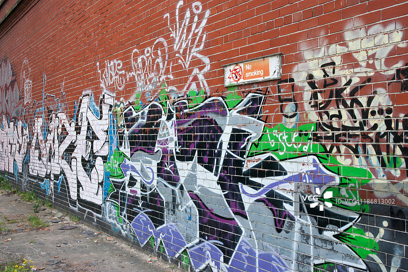 倾斜的涂鸦墙图片素材