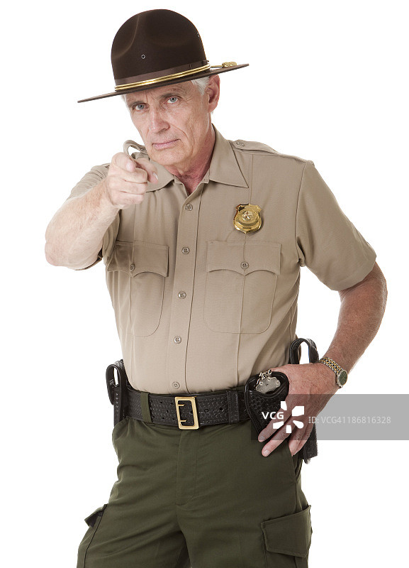 中年公路巡警指向前方图片素材