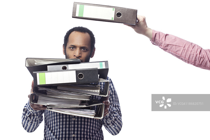 拿着档案的年轻商人图片素材