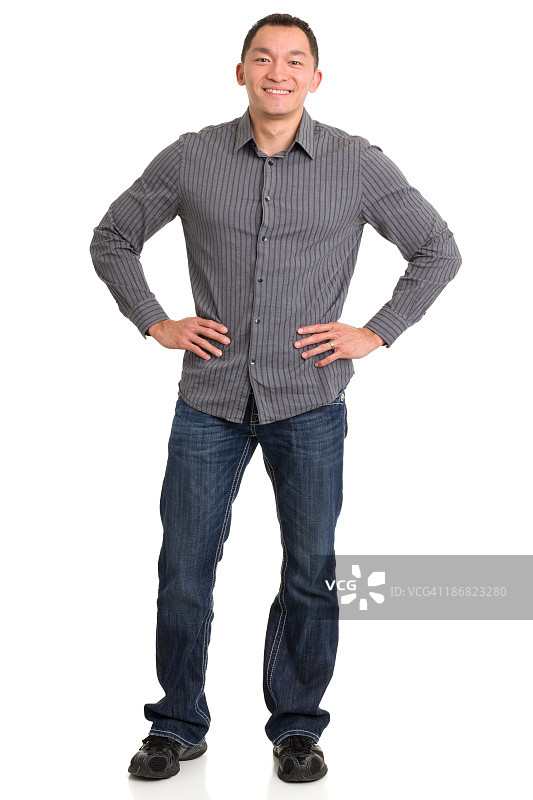 双手叉腰站立的亚洲男人图片素材