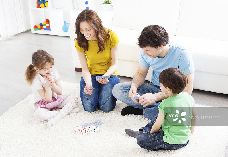 一家人坐在客厅里玩纸牌图片素材